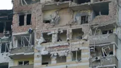 Jengo lililoharibiwa na mashambulizi ya makombora mjini Kyiv