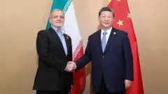 پزشکیان در جریان اجلاس بریکس در اکتبر ۲۰۲۴ در کازان، روسیه، با شی جینپینگ دیدار کرد