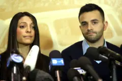 Stephanie Kercher e Lyle Kercher, irmãos de Meredith Kercher, falam à imprensa no Star Hotel, um dia após o veredito final do novo julgamento de Amanda Knox e Raffaele Sollecito no Palácio da Justiça de Florença, em 31 de janeiro de 2014 em Florença, Itália