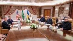 Госсекретарь США Марко Рубио, советник президента США по национальной безопасности Майк Уолтц, министр иностранных дел Украины Андрей Сибига, глава Офиса президента Украины Андрей Ермак, а также министр обороны Украины Рустем Умеров во время встречи в Джидде. Кроме того, на переговорах присутствовали двое представителей Саудовской Аравии: министр иностранных дел Файсал бин Фархан и советник по национальной безопасности Мосаад бин Мохаммад аль-Айбан.
