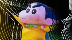 断固とした表情でこぶしをつきあげている、クレヨンしんちゃんのインスタレーション