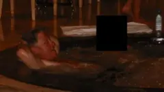 Clinton en un jacuzzi en las fotos de Epstein.