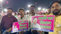 केसीआर यांच्या रॅलीला आलेले तरुण