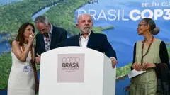 O presidente do Brasil, Luiz Inácio Lula da Silva (C), fala ao lado da ministra do Meio Ambiente, Marina Silva (D), do presidente da COP30, André Corrêa do Lago (2º à esq.), e da CEO da COP30, Ana Toni, durante uma coletiva de imprensa na Conferência das Nações Unidas sobre Mudança do Clima (COP30), em Belém, no estado do Pará, Brasil, em 19 de novembro de 2025