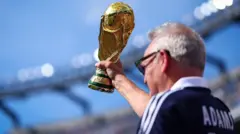 Un supporter écossais soulève une réplique du trophée de la Coupe du Monde de la FIFA dans les gradins avant le match du Groupe C contre le Maroc