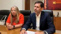 Michelle Byun e Carmelo Caballero em escritório