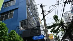 ตึกแถวละแวกนี้เอียงทั้งแถบ มากน้อยต่างกัน