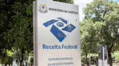 Um totem com o logotipo da Receita Federal do Brasil