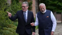 ਭਾਰਤ ਦੇ ਪ੍ਰਧਾਨ ਮੰਤਰੀ ਨਰਿੰਦਰ ਮੋਦੀ ਅਤੇ ਬ੍ਰਿਟੇਨ ਦੇ ਪ੍ਰਧਾਨ ਮੰਤਰੀ ਕੀਅਰ ਸਟਾਰਮਰ