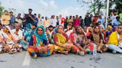 દલિતોએ રસ્તા પર બેસીને વિરોધ નોંધાવ્યો હતો