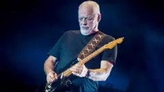 «Черный Stratocaster» помог создать уникальный звук группы Pink Floyd