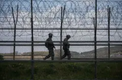DMZ 주변을 순찰하는 두 명의 한국 군인