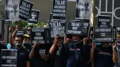 Ratusan jurnalis Indonesia berdemonstrasi untuk memprotes isi rancangan undang-undang penyiaran terbaru pemerintah, menjelang pergantian Presiden Joko Widodo menjadi presiden terpilih Prabowo Subianto di Malang, Jawa Timur, Indonesia, pada 17 Mei 2024