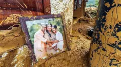 வயநாடு நிலச்சரிவின் துயரம்' என சொல்லி இந்த புகைப்படம் பகிரப்பட்டது