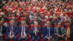CHP Genel Başkanı Kemal Kılıçdaroğlu ve parti yöneticileri bir salonda ön koltuklarda oturuyor, arkada oturan bir kalabalık var