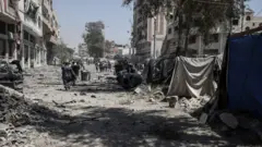 فلسطينيون يتفقدون المبنى المدمر ويجمعون ما تبقى من ممتلكاتهم من بين أنقاضه، بعد هجوم الجيش الإسرائيلي على شقة وخيام مؤقتة محيطة بالنازحين الفلسطينيين في وسط مدينة غزة، غزة، في 31 مايو/أيار 2025.