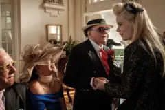 Membros exclusivos do Jockey Club no Rio de Janeiro, incluindo Teresa Aczel Quattrone, aguardam no Salão das Rosas o Grande Prêmio Brasil, a maior corrida de cavalos do ano no Brasil, em 11 de junho de 2017. São dois homens e duas mulheres, vestindo roupas extravagantes de ricos