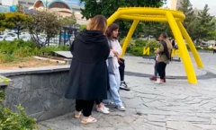 Üç qız söhbət edir, ikisinin hicabı yoxdur. 