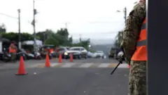 Soldado patrulhando via em San Salvador