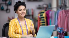 फ़ैशन डिज़ाइनर कैसे बन सकते हैं और इस प्रोफेशन में कितनी कमाई हो सकती है?