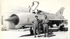 తోటి పైలట్‌తొ మాజీ ఎయిర్ మార్షల్ బ్రిజేశ్ ధర్ జయాల్ 