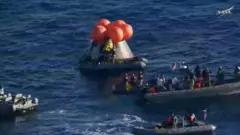 A equipe de resgate abre a escotilha lateral da cápsula tripulada Artemis II