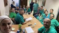 Sara Alsaqqa, pojok kiri bawah, adalah dokter bedah asal Gaza pertama.