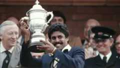 বিশ্বকাপ জয়ের পর ট্রফি হাতে লর্ডসে কপিলদেব। ২৫শে জুন, ১৯৮৩