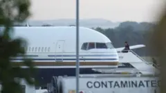 Indege yo mu bwoko bwa Boeing 767 iri ku kibuga cya minisiteri y'ingabo z'Ubwongereza cya Boscombe Down, hafi y'i Salisbury