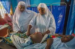 Foto of Midwives wey dey pregnant woman for pre-natal clinic for Tsafe General Hospital.

