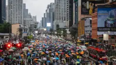  Move Forward ပါတီ‌နဲ့ ဝန်ကြီးချုပ်လောင်းပီတာကို ထောက်ခံသူတွေက လွှတ်တော်က စစ်တပ်အမတ်တွေကို ဆန့်ကျင်တဲ့ဆန္ဒထုတ်ဖော်မှု