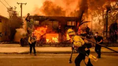 Bombeiros combatendo o incêndio Los Angeles