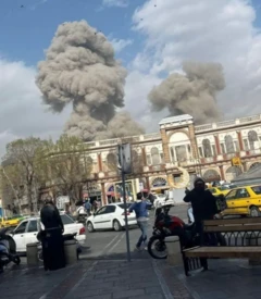 Rauch steigt am Samstag (28.02.) im Bereich des Hassan-Abad-Platzes in Teheran, Iran, auf.