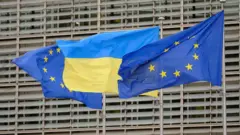 Украинский флаг и два флага ЕС