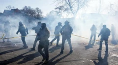 фигуры людей в форме в дыму