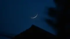 رؤية هلال الشهر الجديد، سواء بالعين المجردة أو الأدوات الفلكية، هي التي تحدد بداية كل شهر هجري، ومن ثم أوقات الشعائر والمناسبات الإسلامية