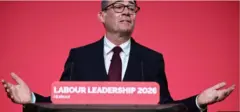 Andy Burnham bụ onye ndu otu Labour Party dịka o yi akwa ojii ma chile aka abụọ ya elu ka onye na-ekwu okwu