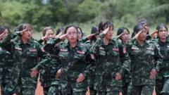 စစ်ရေးလေ့ကျင့်နေတဲ့ PDF တပ်ဖွဲ့ဝင်တွေ