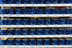 Canecas com nomes em prateleiras