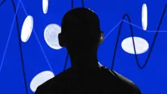 Vulto de homem, de costas, olha para moedas flutuando à sua frente