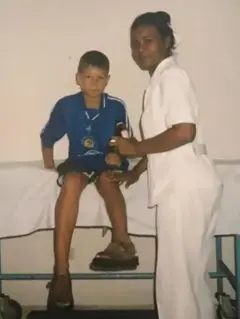 Roman Gerus sendo examinado por uma enfermeira cubana.