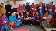 सिन्धुलीको कमलामाई नगरपालिकामा स्वास्थ्य बिमा परिचयपत्र पाएपछि सामूहिक तस्बिर खिचाउँदै कर्मचारीहरू 