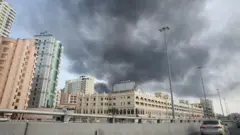 پس از آنکه ايران در پاسخ به حملات امريکا و اسرائيل، حملهای موشکی را عليه مقر ناوگان پنجم نيروی دريايی امريکا در بحرين انجام داد، دود از محل برخاست.