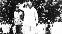 সম্মাননা নিচ্ছেন মুজিবনগর সরকারের ভারপ্রাপ্ত রাষ্ট্রপতি সৈয়দ নজরুল ইসলাম