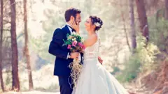 Birbirine bakan bir gelin ve damat