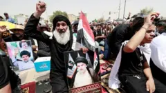 به رغم اینکه در بغداد هوا به شدت گرم است، هواداران مقتدی صدر برای نماز جمعه به خیابان آمدند