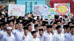 Sejumlah santri membawa poster saat mengikuti apel Hari Santri Nasional 2025 di Taman Elektrik, Kota Tangerang, Banten, Rabu (22/10/2025). 