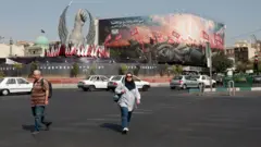 أشخاص يمرون أمام لوحة مناهضة للولايات المتحدة في طهران