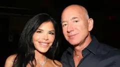 Lauren Sanchez i Jeff Bezos uśmiechają się do kamery