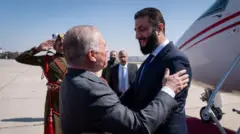 الملك عبد الله الثاني ملك الأردن (يسار) يرحب بالرئيس السوري أحمد الشرع (يمين) خلال زيارته الرسمية الأولى في مطار ماركا في عمان